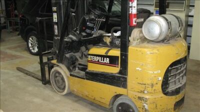 Catepillar propane forklift, m/n GC25K, S/N AT82C-00922, approx 4700 lbs at 24", believed to be approx 1999 *** PLEASE NOTE: This lot is offered subject to bulk bid offer on lot 118 - 3