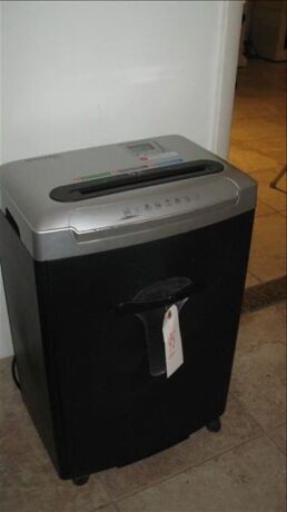 Sentinel Pro 20 sheet paper shredder *** PLEASE NOTE: This lot is offered subject to bulk bid offer on lot 118